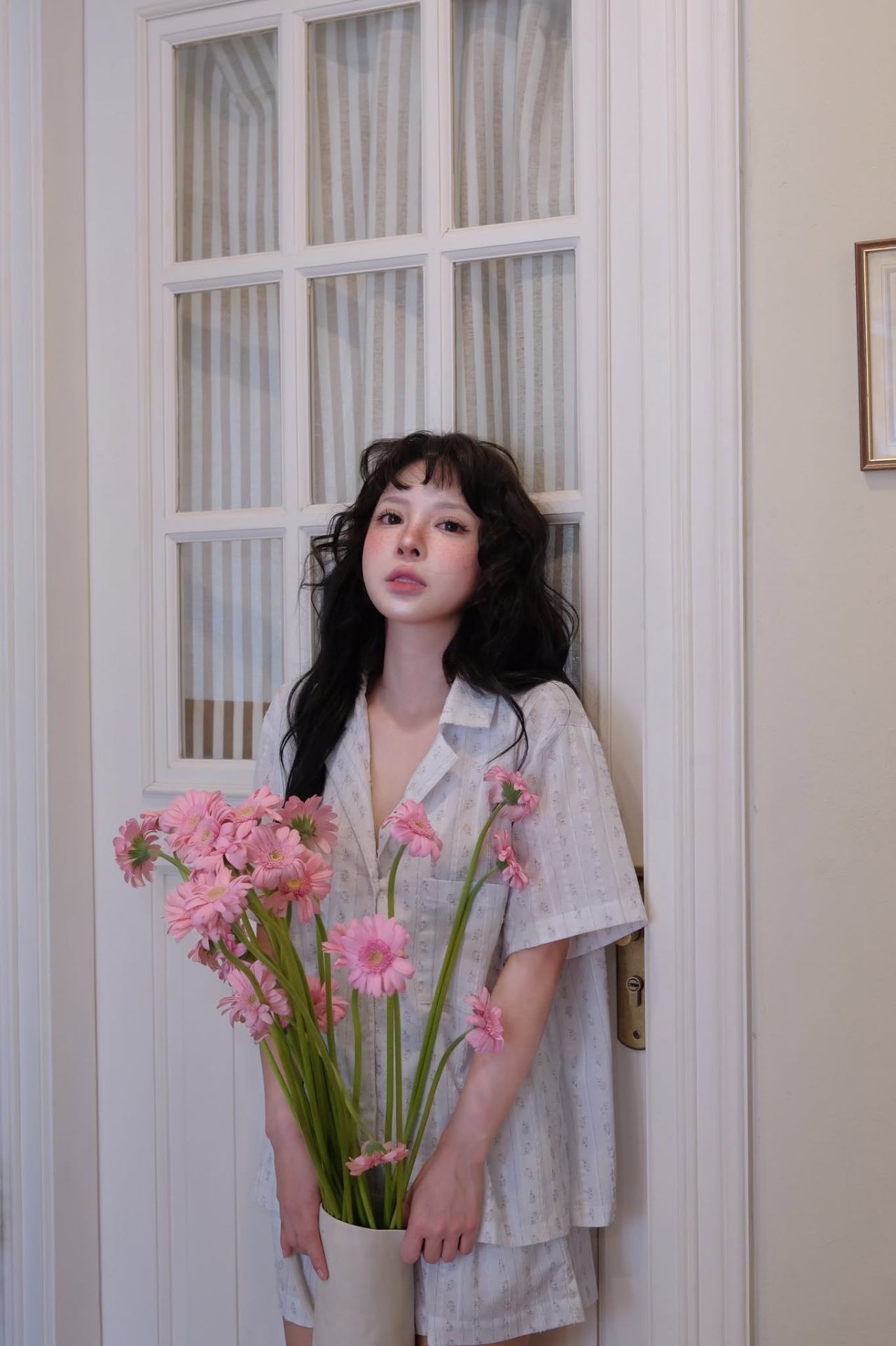Cầm bó hoa hồng cotton pastel
